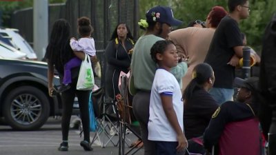 Familiares y amigos llevan a cabo una vigilia para recordar a menor baleada