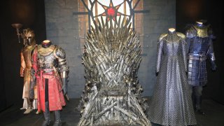 El Trono de Hierro y vestuarios en exhibición durante la inauguración de la exposición itinerante de “Game of Thrones” en el centro de exhibiciones Titanic en Belfast, Irlanda del Norte, el miércoles 10 de abril de 2019. (Foto AP, archivo)