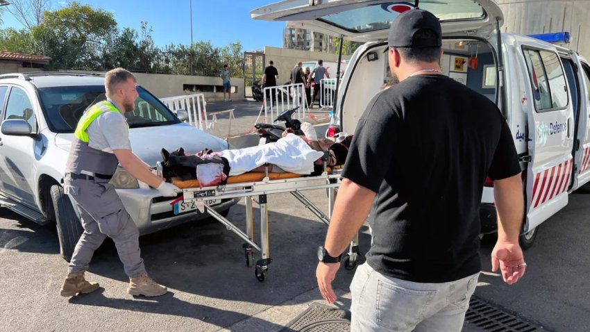 Los socorristas de la Defensa Civil llevan a un hombre herido cuyo buscapersonas portátil explotó en el hospital de al-Zahraa en Beirut, Líbano, el martes 17 de septiembre de 2024.