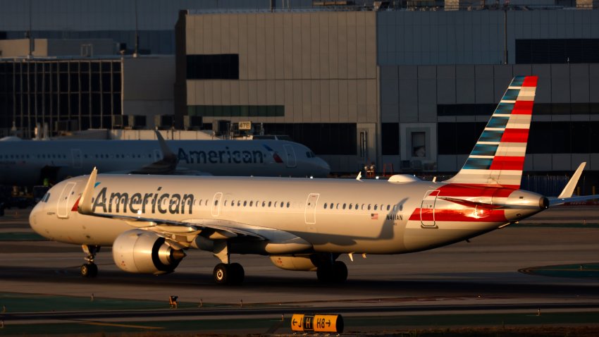 LOS ANGELES, CALIFORNIA - 1 DE SEPTIEMBRE: Un Airbus A321 de American Airlines hace escala en el Aeropuerto Internacional de Los Ángeles tras llegar de Filadelfia el 1 de septiembre de 2024 en Los Ángeles, California. (Foto de Kevin Carter/Getty Images)