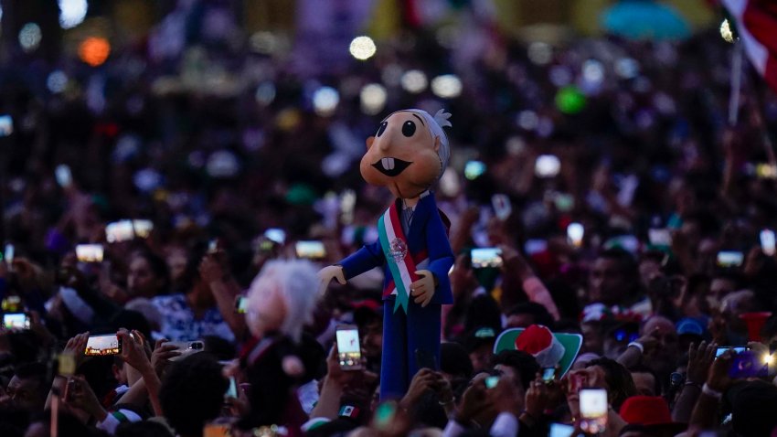 Una persona sostiene un muñeco que representa al presidente mexicano Andrés Manuel López Obrador durante los festejos por la independencia del país, el domingo 15 de septiembre de 2024, en el Zócalo, la plaza principal de Ciudad de México. (AP Foto/Félix Márquez)