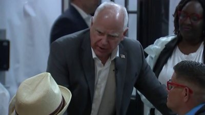 Tim Walz de visita en Reading, PA reuniéndose con la comunidad latina