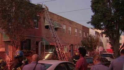 Decenas de bomberos combaten incendio masivo en una vivienda al sur de Filadelfia