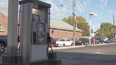 Dan a conocer fotos de sospechosos de carjaking en gasolinera