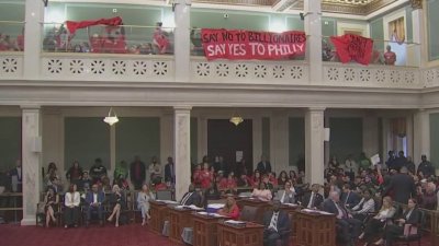 Manifestantes protestan en el Ayuntamiento ante propuesta de estadio de los Sixers en Center City