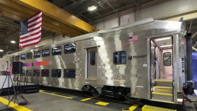 NJ Transit cuenta con nuevos vagones ferroviarios de dos niveles