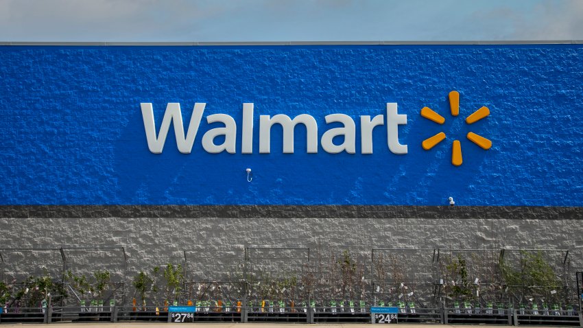 Atchison, Kansas. Logotipo de la tienda Walmart con productos de jardinería a la venta. (Foto de: Michael Siluk/UCG/Universal Images Group vía Getty Images)