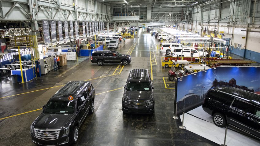 Vehículos llevados a reparación son revisados en la planta de ensamblaje de General Motors Co. (GM) en Arlington, Texas, EEUU, el jueves 10 de marzo de 2016. La Oficina del Censo de Estados Unidos tiene previsto publicar las cifras de inventarios empresariales el 15 de marzo. Fotógrafo: Matthew Busch/Bloomberg vía Getty Images