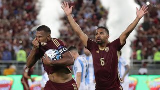 Salomón Rondón celebrar un gol que le anotó a Argentina, durante un partido de las eliminatorias suramericanas al Mundial FIFA de 2026, en el estadio Monumental de Maturín (Venezuela).