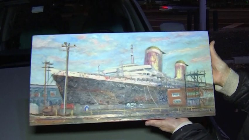 Artistas pintan sus obras en el buque SS United States