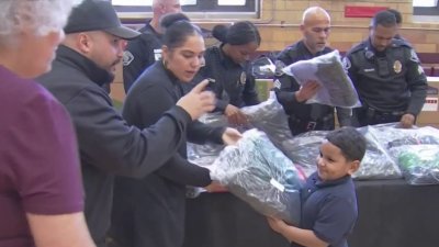 Reparten abrigos a estudiantes del Distrito Escolar de Camden