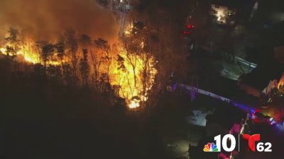 Rescatistas luchan contra un incendio forestal en NJ que amenaza 20 estructuras