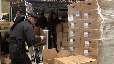 Policías repartirán canastas de comida para el feriado