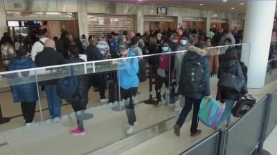 Milles llegan al aeropuerto de Filadelfia para viajar por Acción de Gracias