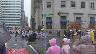 Bajo lluvia pero con ilusión y alegría se vivió el desfile de Thanksgiving en Filadelfia