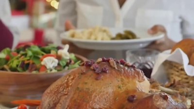 ¿Cómo cocinar y guardar el pavo de forma segura en Thanksgiving?