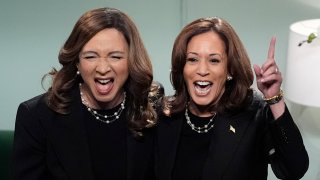 La vicepresidenta candidata demócrata a la presidencia, Kamala Harris, a la derecha, aparece en "Saturday Night Live" de NBC, con Maya Rudolph, a la izquierda, el sábado 2 de noviembre de 2024 en Nueva York.