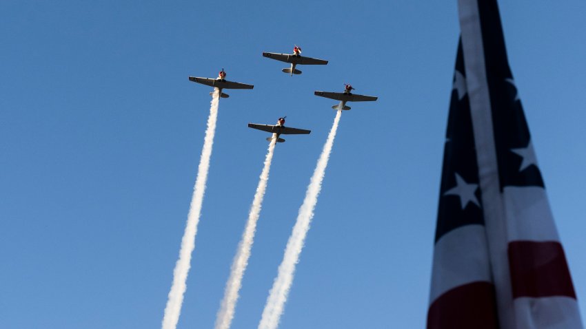 ORANGE, CA - 09 DE NOVIEMBRE: El Escuadrón Cóndor realiza un sobrevuelo en la ceremonia de inauguración del Campo del Valor en Orange, CA, el sábado 9 de noviembre de 2024. (Fotografía de Paul Bersebach/MediaNews Group/Orange County Register vía Getty Images)