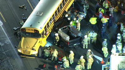 County Line Road en Pensilvania está cerrada por aparente accidente entre autobús y camioneta