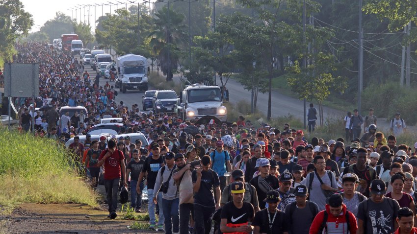 Miles de migrantes salen en caravana desde México coincidiendo con elecciones de EE.UU.