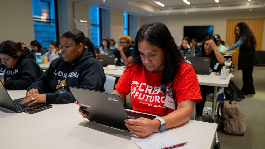 Voluntarios de la organización Hispanic Federation envian mensajes de texto días antes de los comicios electorales promoviendo la intención al voto este viernes, en Nueva York (Estados Unidos). EFE/ Ángel Colmenares