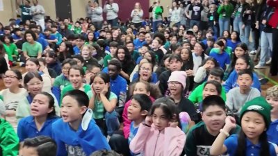 Eagles sorprenden a estudiantes en “Operation Snowball”