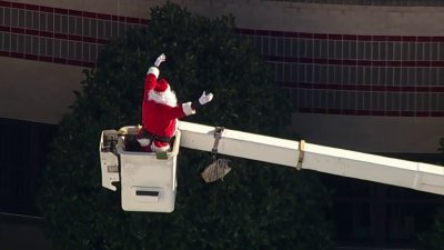 Santa Claus se vale de grúa para visitar pacientes de  hospital de niños