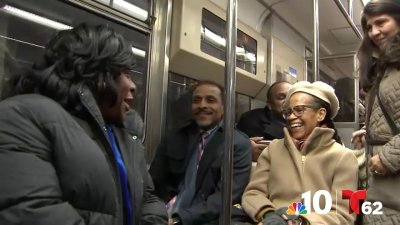 En video: la alcaldesa Cherelle Parker llega en tren SEPTA a discurso