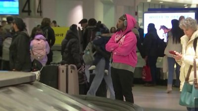 Larga espera en el carro o el aeropuerto por los viajes de temporada