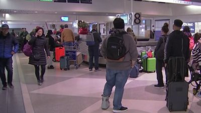 Sin prisa, pero sin pausa, los viajeros se encaminan a su destino para Nochebuena