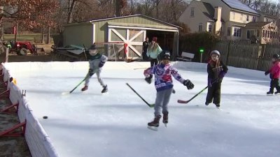 Vecinos crean pista de patinaje en su propio patio