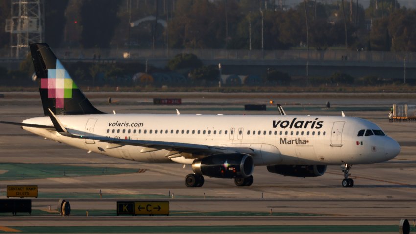 LOS ANGELES, CALIFORNIA - 1 DE SEPTIEMBRE: Un Airbus A320 de Volaris hace taxi en el Aeropuerto Internacional de Los Ángeles antes de partir hacia Tijuana el 1 de septiembre de 2024 en Los Ángeles, California.