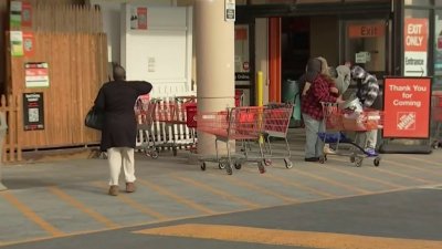 Contratistas hispanos se hacen de herramientas para la laborar en la nevada