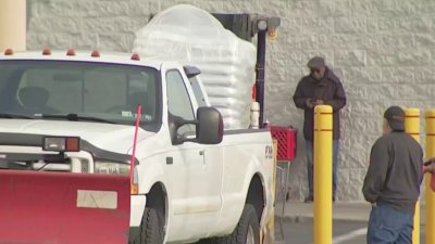 Residentes recolectan esenciales en preparación para la nieve que llegará al triestado