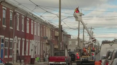 Vecinos comparten frustración por servicio de electricidad interrumpido durante el frío ártico