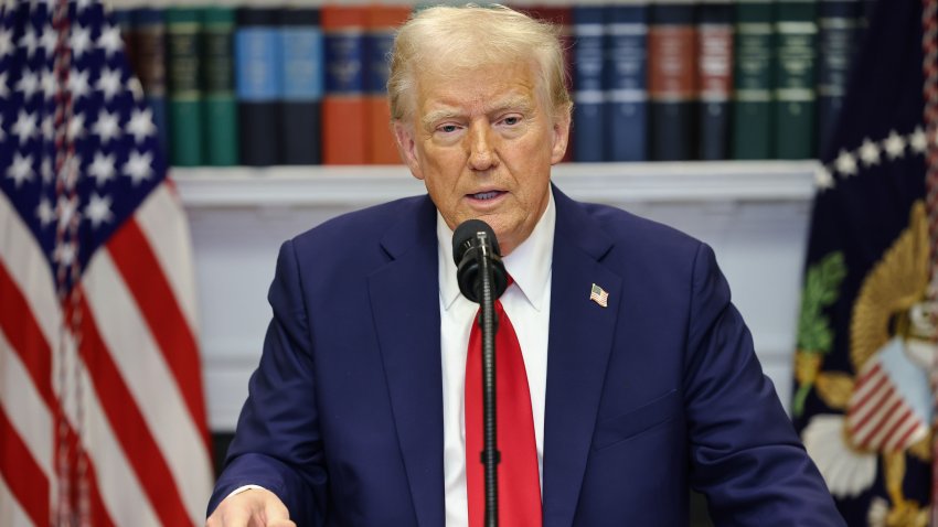 Washington (United States), 21/01/2025.- US President Donald Trump delivers remarks on artificial intelligence (AI) infrastructure in the Roosevelt Room of the White House in Washington DC, USA, 21 January 2025. Trump is expected to announce a 500 US billion dollar AI infrastructure investment in the US. EFE/EPA/AARON SCHWARTZ / POOL