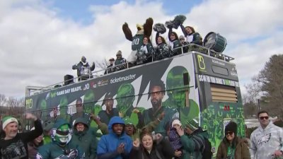 Fanáticos de sangre verde por los Eagles salen a las calles a celebrar en apoyo