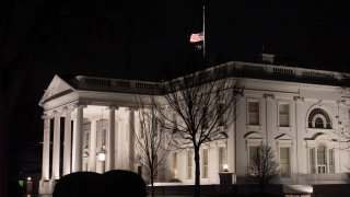 La bandera estadounidense izada a media asta en la Casa Blanca en honor al fallecido expresidente Jimmy Carter, el domingo 29 de diciembre de 2024. Carter, quien tenía 100 años de edad, murió el domingo en su casa de Plains, Georgia.