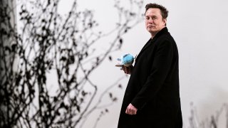 Elon Musk lleva un Air Force One de peluche mientras camina de regreso al Ala Oeste por la columnata después de regresar a la Casa Blanca en el Marine One.