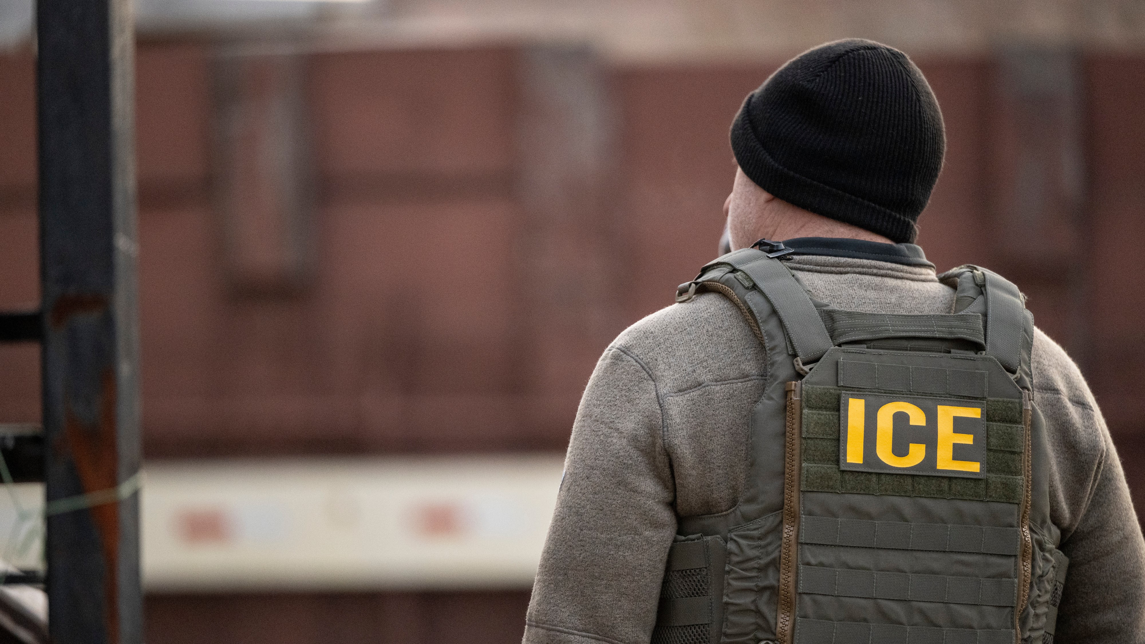 ¿Cómo identificar verdaderos agentes de ICE vs. posibles impostores?