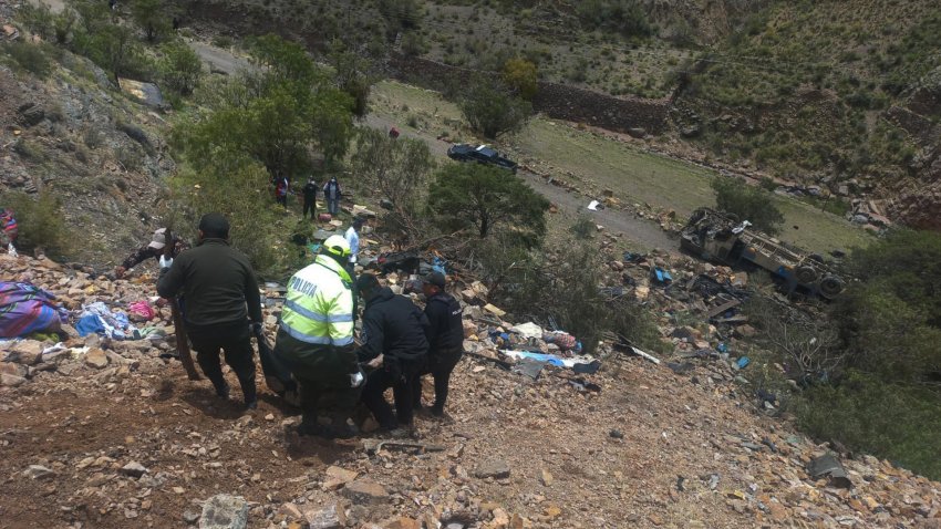 Al menos 31 fallecidos y 15 heridos tras la caída de un autobús a un barranco en Bolivia