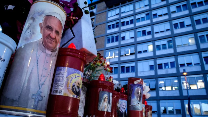 Silencio y espera: el ambiente que se vive por la salud del Papa