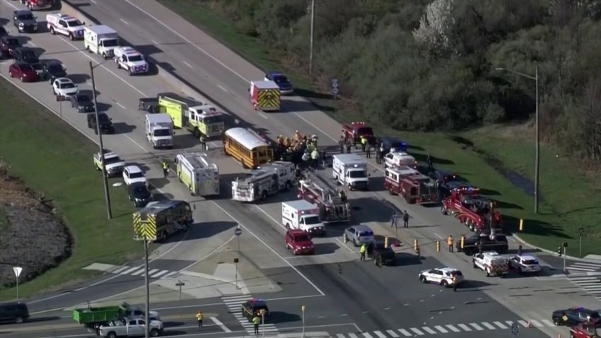 Joven queda atrapada por horas en choque con autobús escolar en Delaware