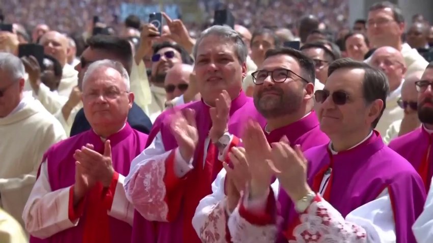 El Papa Francisco aparece en el balcón de la Basílica de San Pedro