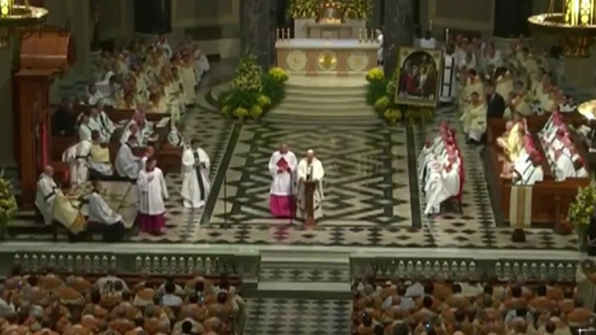 Feligreses se congregan en misa en honor al Papa