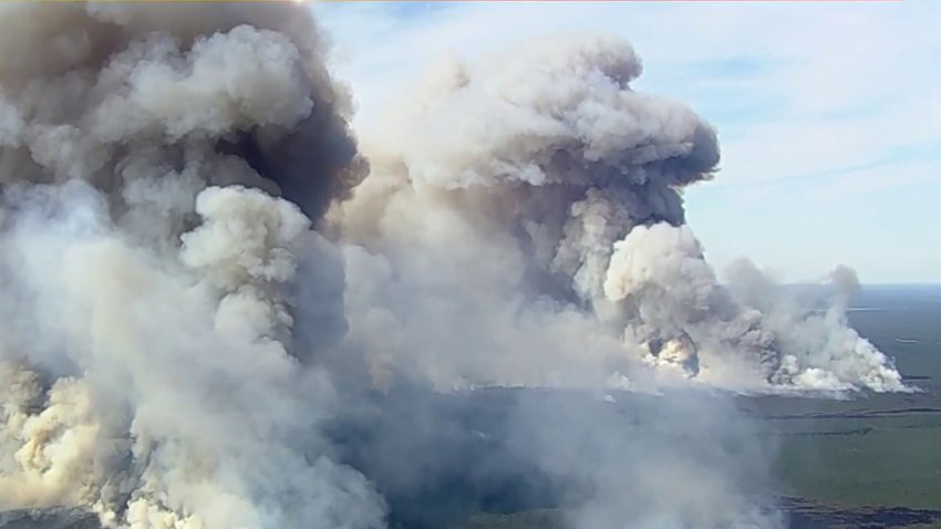 Se avivan las llamas en partes del fuego forestal Jones Road
