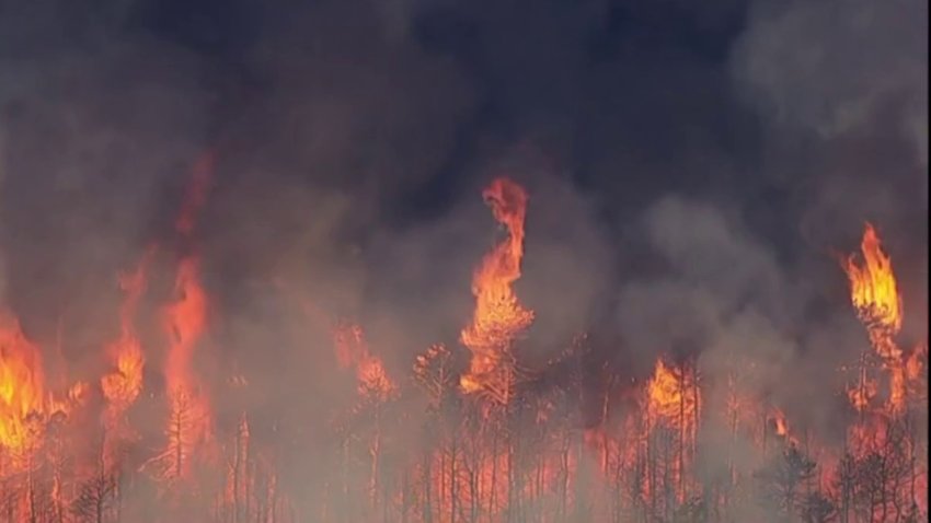 Conferencia de prensa sobre el fuego forestal Jones Road