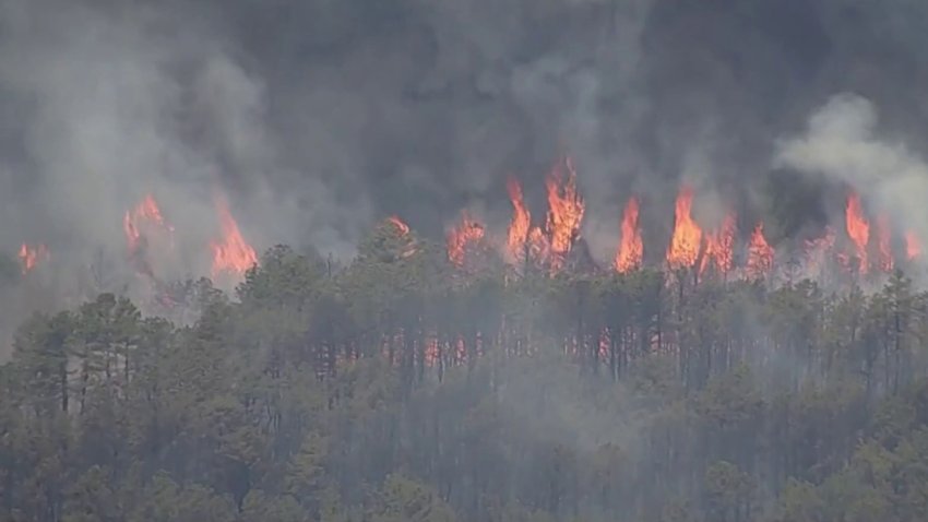 T62 Al Momento: lucha para controlar el fuego forestal en Ocean County, NJ