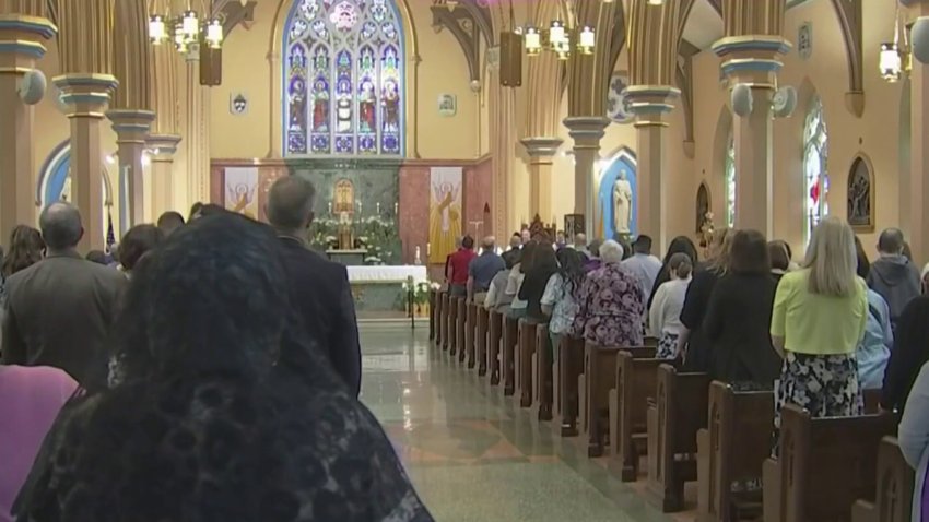 Fieles se reúnen en Camden, NJ, para una misa en memoria al Papa Francisco