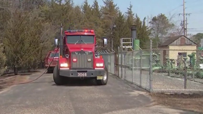 Labores de los bomberos para aplacar el fuego forestal